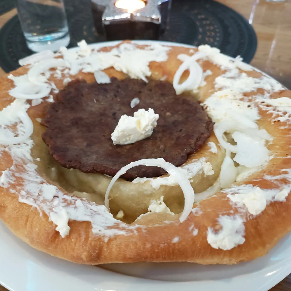 slika pljeskavice u pogaci koja se nalazi u ponudi u jelovniku