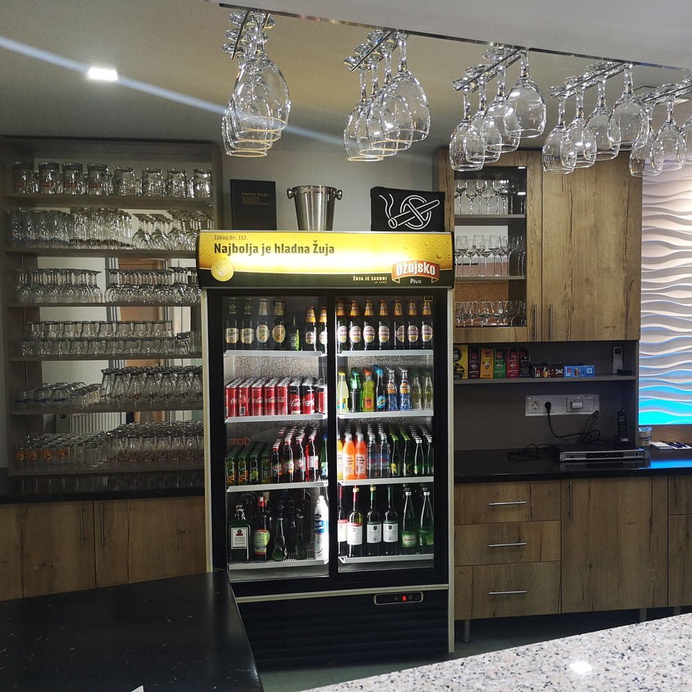 Frižider popunjen sa pićem u restoranu.